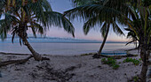 Blick auf ein rustikales Kanuboot am Strand bei Sonnenuntergang in der Nähe von Puerto Morelos, Quintana Roo, Karibikküste, Halbinsel Yucatan, Riviera Maya, Mexiko, Nordamerika