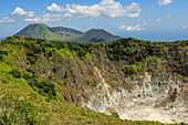 Mount Mahawu, ein Stratovulkan und aktiver 180 m breiter Krater, mit Lokon auf der linken Seite und Empung-Vulkanen dahinter, Gunung Mahawu, Tomohon, Nordsulawesi, Indonesien, Südostasien, Asien