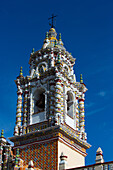 Glockenturm, Fassade mit polychromer Barockdekoration und Talavera-Azulejos, Kirche San Francisco Acatepec, gegründet Mitte des 16. Jahrhunderts, San Francisco Acatepec, Puebla, Mexiko, Nordamerika