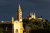 Stürmisches Wetter, Kloster San Gabriel Arcangel im Vordergrund, Kirche Nuestra Senora de los Remedios im Hintergrund, Cholula, Bundesstaat Puebla, Mexiko, Nordamerika