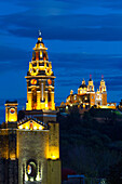 Abend, Kloster San Gabriel Arcangel im Vordergrund, Kirche Nuestra Senora de los Remedios im Hintergrund, Cholula, Bundesstaat Puebla, Mexiko, Nordamerika