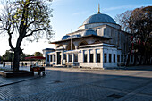 Blick auf das Grabmal von Ahmed I. (I. Ahmed Turbesi) auf der Seite des Sultanahmet-Parks, der zwischen der Blauen Moschee und der Hagia Sophia verläuft, Teil der historischen Bereiche von Istanbul, Bezirk Fatih, Istanbul, Türkei, Europa