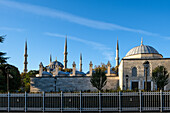 Blick auf die Blaue Moschee (Sultan-Ahmed-Moschee), vom Sultanahmet-Park aus, erbaut zwischen 1609 und 1617, eine historische kaiserliche Moschee aus der osmanischen Zeit und heute eine funktionierende Moschee, UNESCO-Weltkulturerbe, Istanbul, Türkei, Europa