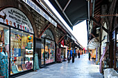 Typische Geschäfte auf dem Arasta-Basar, einem lebhaften traditionellen Straßenmarkt, gesäumt von kleinen Läden, die Gewürze, Töpferwaren, Teppiche und Souvenirs verkaufen, Stadtteil Fatih, Istanbul, Türkei, Europa