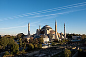 Blick auf die Hagia Sophia (Große Moschee Hagia Sophia), fertiggestellt 537 n. Chr., mit den Ruinen des Großen Palastes von Konstantinopel im Vordergrund, UNESCO-Weltkulturerbe, Istanbul, Türkei, Europa