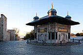 Blick auf den Brunnen (Sebil) von Sultan Ahmed III., erbaut unter dem osmanischen Sultan Ahmed III. im Jahr 1728, im Stil der Tulpenzeit, auf dem großen Platz vor dem Kaisertor des Topkapi-Palastes, UNESCO-Welterbe, Istanbul, Türkei, Europa