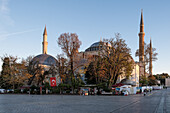 Blick auf die Hagia Sophia (Große Hagia Sophia-Moschee), ursprünglich eine Kirche aus dem 6. Jahrhundert, dann eine Moschee und später ein Museum, bevor sie im Jahr 2020 offiziell umgewandelt wird, UNESCO-Weltkulturerbe, Istanbul, Türkei, Europa