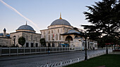 Blick auf die Blaue Moschee (Sultan-Ahmed-Moschee), eine historische kaiserliche Moschee aus osmanischer Zeit, erbaut zwischen 1609 und 1617 während der Herrschaft von Ahmed I. und heute eine funktionierende Moschee, UNESCO-Weltkulturerbe, Istanbul, Türkei, Europa