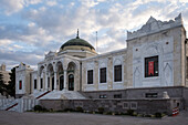 Außenansicht des Ethnografischen Museums, das den Kulturen der türkischen Zivilisationen gewidmet ist und zwischen 1925 und 1928 erbaut wurde, Ankara, Anatolien, Türkei, Eurasien