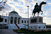 Statue von Atatürk, Feldmarschall, revolutionärer Staatsmann und Gründervater der Republik, der von 1923 bis zu seinem Tod 1938 als erster Präsident diente, vor dem Ethnografischen Museum, Ankara, Anatolien, Türkei, Eurasien