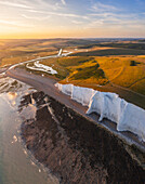 Luftaufnahme von Seven Sisters und Cuckmere Haven Strand bei Sonnenuntergang, South Downs National Park, East Sussex, England, Vereinigtes Königreich, Europa