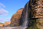 Wasserfall am Cwm Bach, Traeth Bach Beach, nahe Southerndown, Glamorgan Heritage Coast, Südwales, Vereinigtes Königreich, Europa