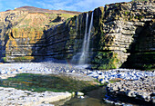 Wasserfall am Cwm Bach, Traeth Bach Beach, nahe Southerndown, Glamorgan Heritage Coast, Südwales, Vereinigtes Königreich, Europa