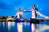 Tower Bridge bei Nacht, London, England, Vereinigtes Königreich, Europa