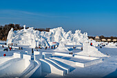 Riesige Schneeskulptur auf dem Schneeskulpturenfestival, Harbin, Heilongjiang, China, Asien