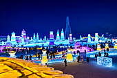 Beleuchtete Gebäude aus Eis, Ice International Ice and Snow Sculpture Festival, Harbin, Heilongjiang, China, Asien