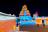 Beleuchtete Gebäude aus Eis, Ice International Ice and Snow Sculpture Festival, Harbin, Heilongjiang, China, Asien