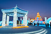 Beleuchtete Gebäude aus Eis, Ice International Ice and Snow Sculpture Festival, Harbin, Heilongjiang, China, Asien