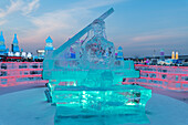 Beleuchtete Gebäude aus Eis, Ice International Ice and Snow Sculpture Festival, Harbin, Heilongjiang, China, Asien