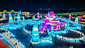 Luftaufnahme der beleuchteten Gebäude aus Eis, Ice International Ice and Snow Sculpture Festival, Harbin, Heilongjiang, China, Asien