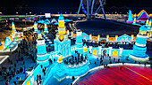 Luftaufnahme der beleuchteten Gebäude aus Eis, Ice International Ice and Snow Sculpture Festival, Harbin, Heilongjiang, China, Asien