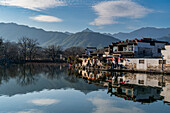 Teich um das historische Dorf Hongcun, UNESCO-Weltkulturerbe, Huangshan, Anhui, China, Asien