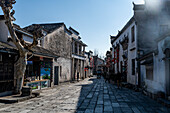 Straße im historischen Dorf Hongcun, UNESCO-Welterbestätte, Huangshan, Anhui, China, Asien