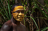 Aborigine-Mann, ein Künstler mit Stammesfarben aus Ton, die für Welcome to Country verwendet werden, in Nyinyikay Homeland, East Arnhem Land, Northern Territory, Australien, Pazifik