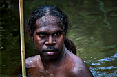 Aborigine-Yolngu-Mann im Billabong, Nyinyikay Homeland, Ost-Arnhem-Land, Nordterritorium, Australien, Pazifik