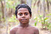 Junger Aborigine-Yolngu-Junge im Outback-Busch, Nyinyikay Homeland, Ost-Arnhem-Land, Northern Territory, Australien, Pazifik