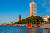 Die Silhouette von Harbin mit dem Songhua-Fluss, Harbin, Heilongjiang, China, Asien