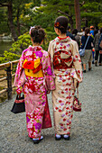 Traditionell gekleidete Frauen im buddhistischen Tempel Kinkaku-Ji (Goldener Pavillon), UNESCO-Welterbestätte, Kyoto, Honshu, Japan, Asien