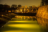 Nächtlich beleuchteter Kyotoer Kaiserpalast während der Kirschblüte, Kyoto, Honshu, Japan, Asien