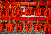 Andenken an die endlosen roten Tore (Torii) von Fushimi Inari in Kyoto, Kyoto, Honshu, Japan, Asien