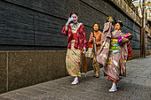 Geishas beim Spaziergang durch das Geisha-Viertel Gion, Kyoto, Honshu, Japan, Asien