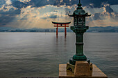 Berühmtes Torii-Tor, das im Wasser schwimmt, UNESCO-Weltkulturerbe, Miyajima, Japan, Asien