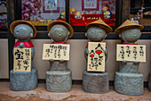 Steinstatuen, Miyajima, Japan, Asien