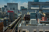 U-Bahnlinie, die direkt durch die Wolkenkratzer von Tokio, Honshu, Japan, Asien fährt