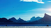 Blick auf den Strand Icarai in Niteroi, mit Blick auf die Guanabara-Bucht und die Hügel der Stadt, UNESCO-Weltkulturerbe, Rio de Janeiro, Brasilien, Südamerika