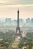 Eiffelturm mit La Defense im Hintergrund, Paris, Frankreich, Europa