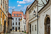 Historische Flachbauten mit traditioneller Architektur rund um eine Kopfsteinpflasterstraße in der Altstadt von Bratislava, Slowakei, Europa