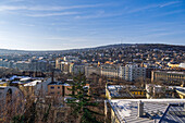 Panoramalandschaft mit Hügelhäusern im Winter mit schmelzendem Schnee auf den Dächern, Budapest, Ungarn, Europa