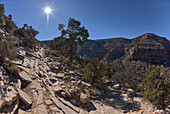 Der sehr felsige Pfad des nicht instandgehaltenen Hermit Canyon Trail am Grand Canyon im Winter mit dem Waldron Canyon links in der Ferne, Grand Canyon, Arizona, Vereinigte Staaten von Amerika, Nordamerika