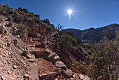 Der sehr felsige Pfad des nicht instandgehaltenen Hermit Canyon Trail am Grand Canyon im Winter mit dem Waldron Canyon links in der Ferne, Grand Canyon, Arizona, Vereinigte Staaten von Amerika, Nordamerika