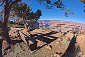 Ein kleiner Aussichtspunkt östlich von Pima Point am Grand Canyon an der Hermit Road, Grand Canyon, Arizona, Vereinigte Staaten von Amerika, Nordamerika