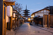 Traditionelle Hokan-ji-Gojunoto-Pagode, die zur blauen Stunde über der engen Stadtstraße thront, Kyoto, Honshu, Japan, Asien