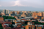 Der Blick auf den Berg Ararat vom Kaskadenkomplex in Eriwan, Armenien (Hayastan), Kaukasus, Zentralasien, Asien