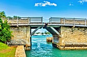 Somerset Bridge, die kürzeste zu öffnende Zugbrücke der Welt, mit einer Spannweite von nur 32 Zoll, genug, um den Mast eines Segelbootes durchzulassen, Somerset Island, Bermuda, Nordatlantik, Nordamerika