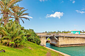 Somerset Bridge, die kürzeste zu öffnende Zugbrücke der Welt, mit einer Spannweite von nur 32 Zoll, genug, um den Mast eines Segelbootes durchzulassen, Somerset Island, Bermuda, Nordatlantik, Nordamerika