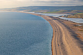 Erhöhter Blick auf Chesil Beach bei Sonnenuntergang, Jurassic Coast, UNESCO-Weltkulturerbe, Dorset, England, Vereinigtes Königreich, Europa